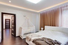   Белая светлая спальня для девушки современный стиль